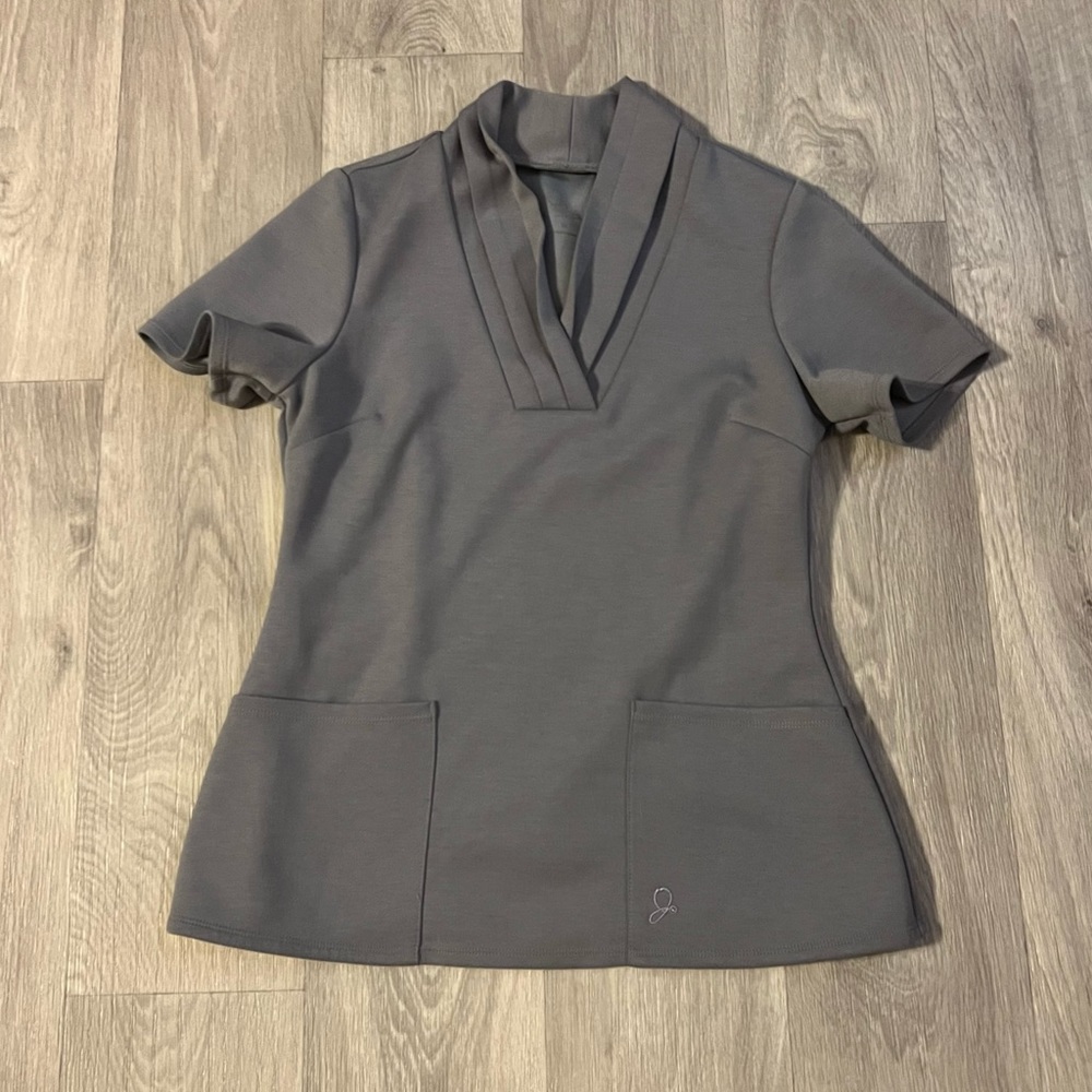 Jaanuu Scrub SET in grey! Top size Medium & pants are a size Large(run small)!